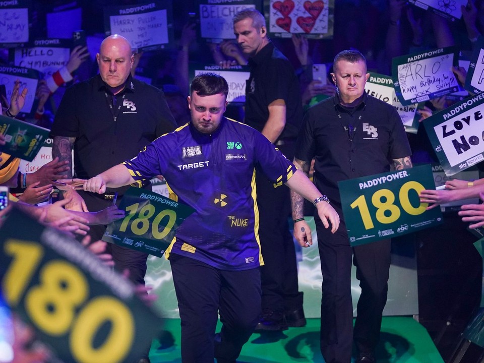 Angličan Luke Littler počas MS v šípkach 2025.