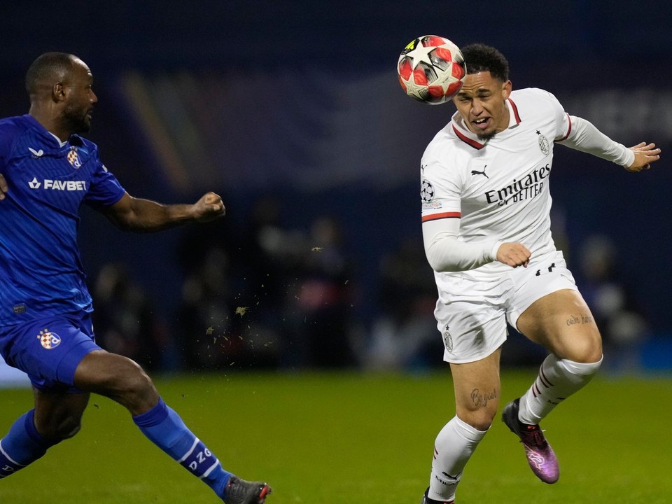 Noah Okafor (vpravo) v zápase Dinamo Záhreb - AC Miláno v 8. kole ligovej fázy Ligy majstrov.