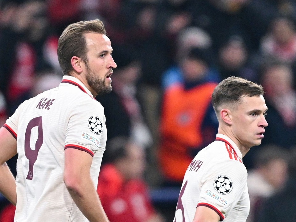 Na snímke sú futbalisti Bayernu Mníchov Harry Kane (vľavo) a Joshua Kimmich.