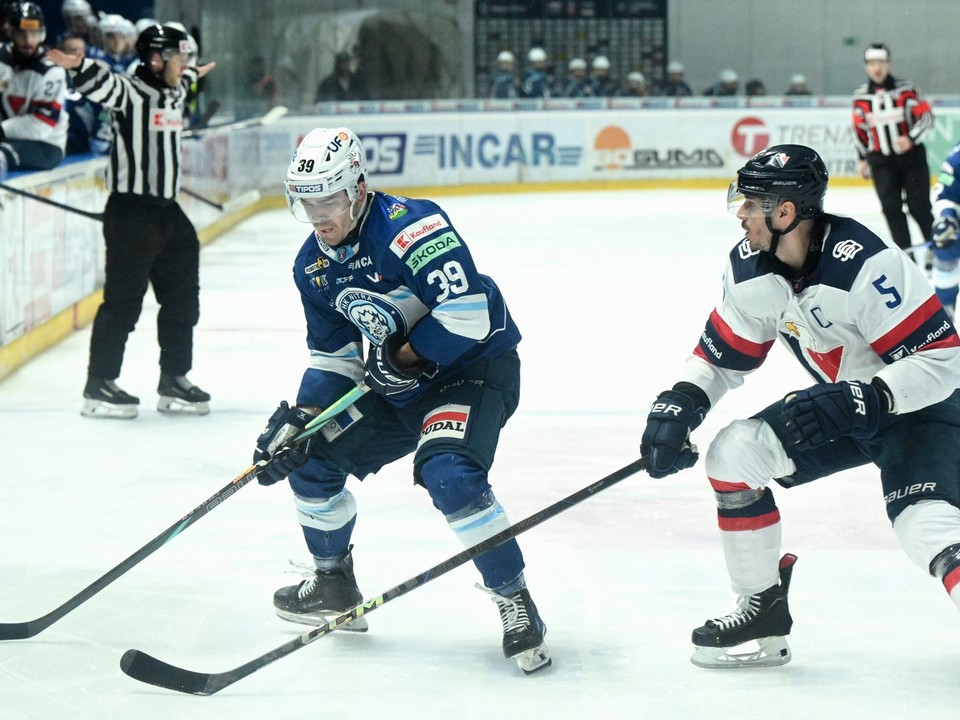 Zľava Jakub Lacka (Nitra) a Patrik Bačík (Slovan) v zápase 41. kola Tipos extraligy medzi HK Nitra - HC Slovan Bratislava.