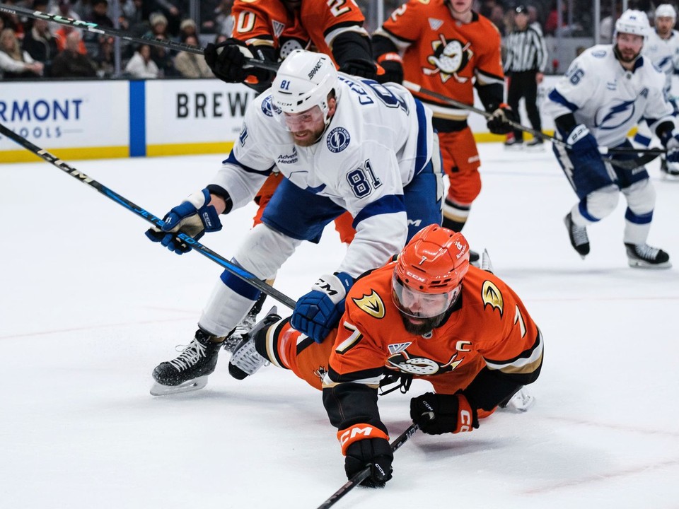 Erik Černák (uprostred) a hráč Anaheimu Ducks Radko Gudas.