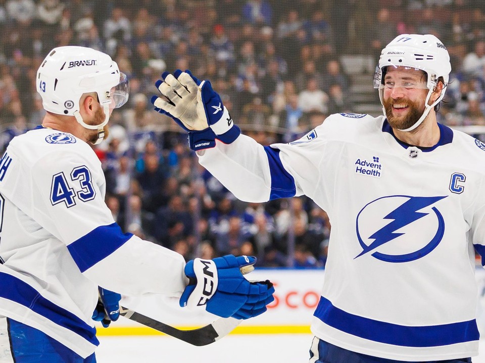 Darren Raddysh (vľavo) a Victor Hedman v drese Tampa Bay Lightning.