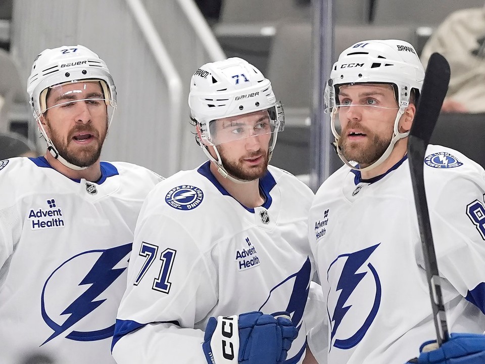 Hráč Tampa Bay Lightning Anthony Cirelli (uprostred) oslavuje so spoluhráčmi Ryanom McDonaghom (vľavo) a Slovákom Erik Černákom (vpravo).