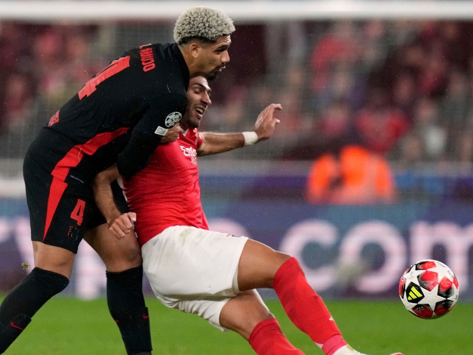 Ronald Araújo (vľavo) a Vangelis Pavlidis v zápase Benfica Lisabon - FC Barcelona v 7. kole ligovej fázy Ligy majstrov.