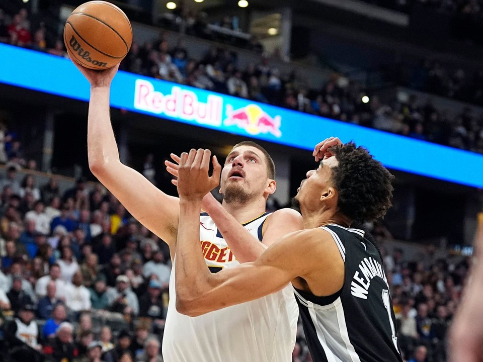 Nikola Jokič (vľavo) a Victor Wembanyama v zápase NBA Denver Nuggets - San Antonio Spurs.