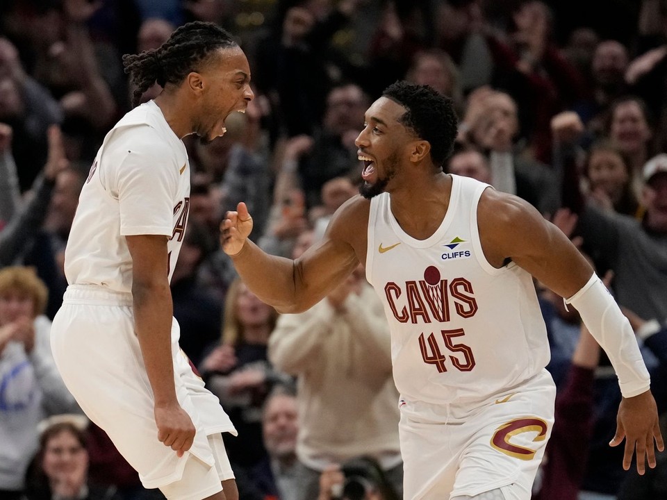 Donovan Mitchell a Darius Garland v zápase Cleveland - Oklahoma.