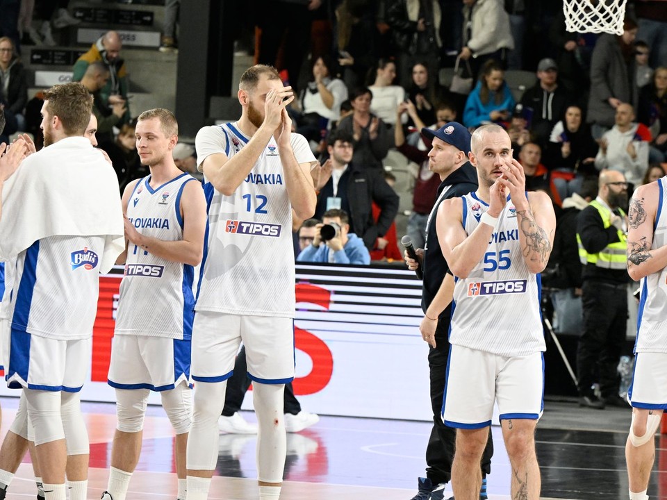 Na snímke slovenskí basketbalisti ďakujú divákom po zápase C-skupiny kvalifikácie ME 2025 v basketbale Slovensko – Lotyšsko.