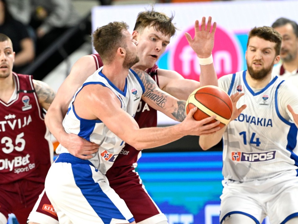 Slovenský basketbalista Jakub Mokráň v kvalifikačnom zápase proti Lotyšsku. 