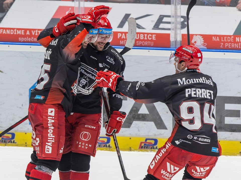 Alex Tamáši (vľavo) oslavuje gól so spoluhráčmi.