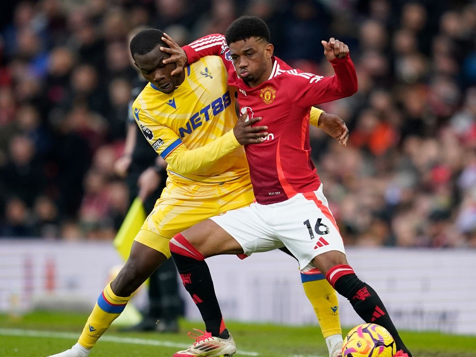 Amad Diallo (vpravo) a Tyrick Mitchell v zápase Manchester United - Crystal Palace v 24. kole Premier League.