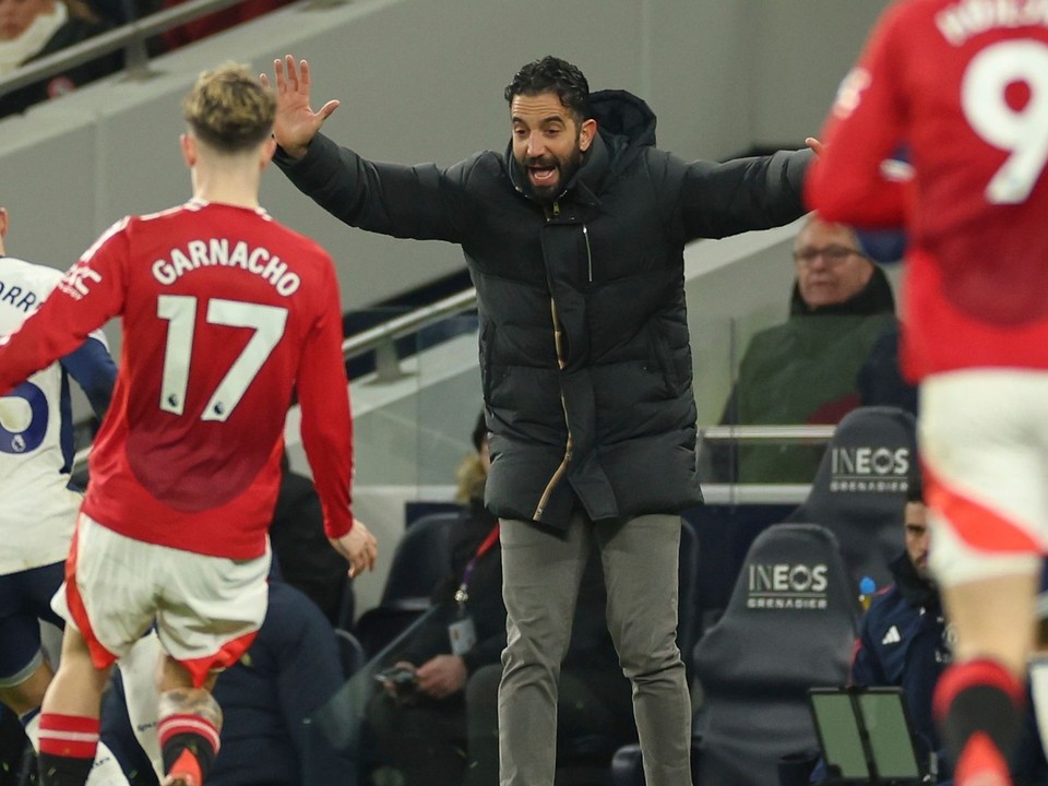 Tréner Ruben Amorim (v strede) v zápase Tottenham - Manchester United.