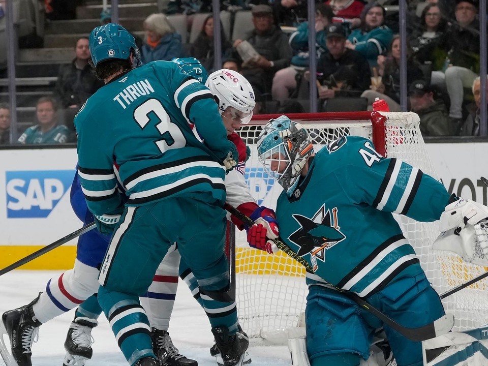 Juraj Slafkovský a brankár Alexandar Georgiev v zápase NHL San Jose Sharks - Montreal Canadiens.