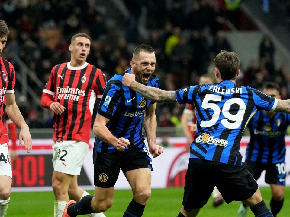 Stefan de Vrij (v strede) sa teší po strelenom góle v zápase AC Miláno - Inter Miláno.