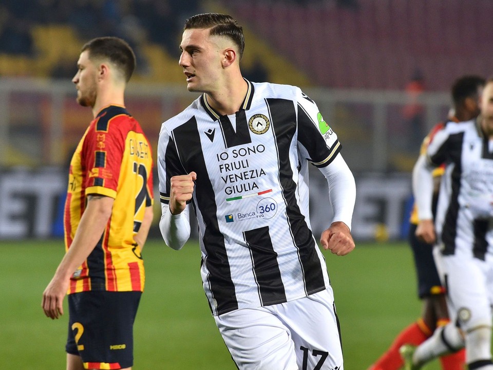 Futbalista Udinese Lorenzo Lucca sa teší z premenenej penalty.