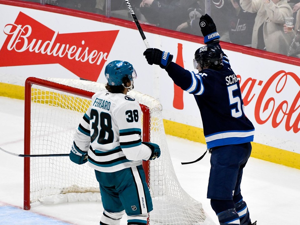 Mark Scheifele oslavuje víťazný gól proti San Jose.