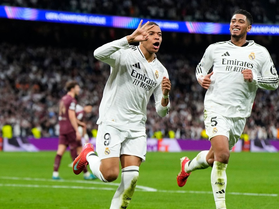 Kylian Mbappé a Jude Bellingham oslvaujú gól.