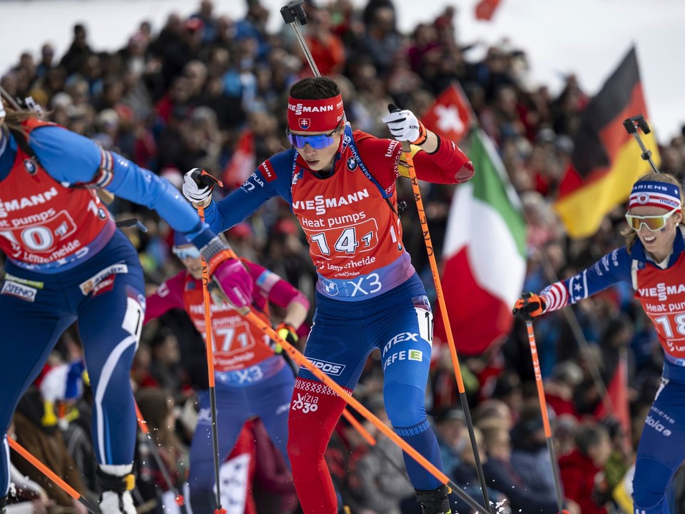 Zľava Fínka Inka Hämäläinenová, Slovenka Ema Kapustová a Američanka Chloe Levinsová počas štafety žien na na MS v biatlone.