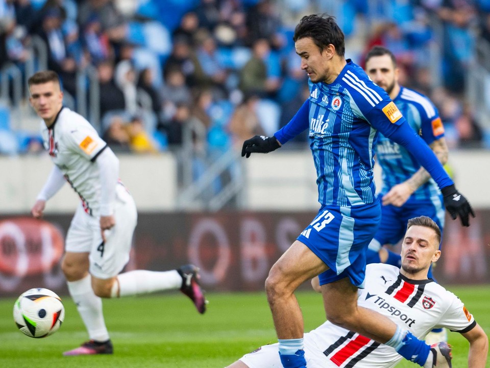 Zľava Dávid Strelec (Slovan) a Filip Twardzik (Trnava) v zápase Slovan Bratislava – FC Spartak Trnava.