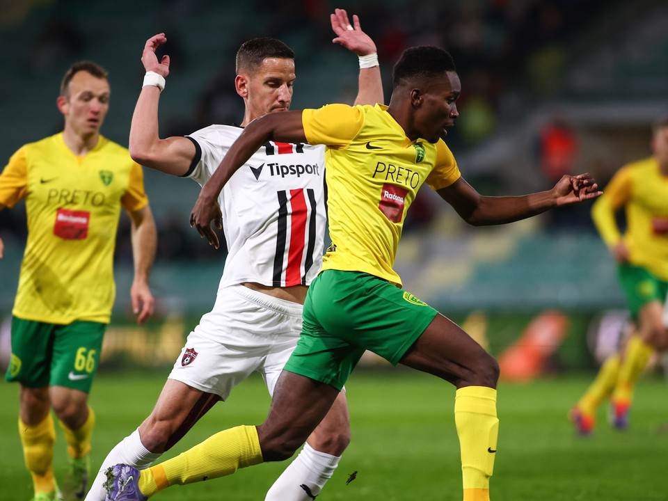 Samuel Gidi (vpravo) a Jakub Paur bojujú o loptu v zápase MŠK Žilina - FC Spartak Trnava vo štvrťfinále Slovnaft Cupu.