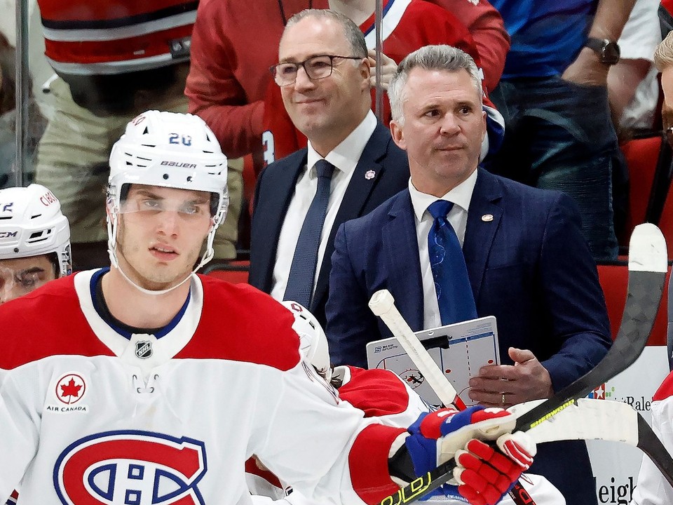Juraj Slafkovský v zápase NHL. V pozadí tréner Martin St. Louis.