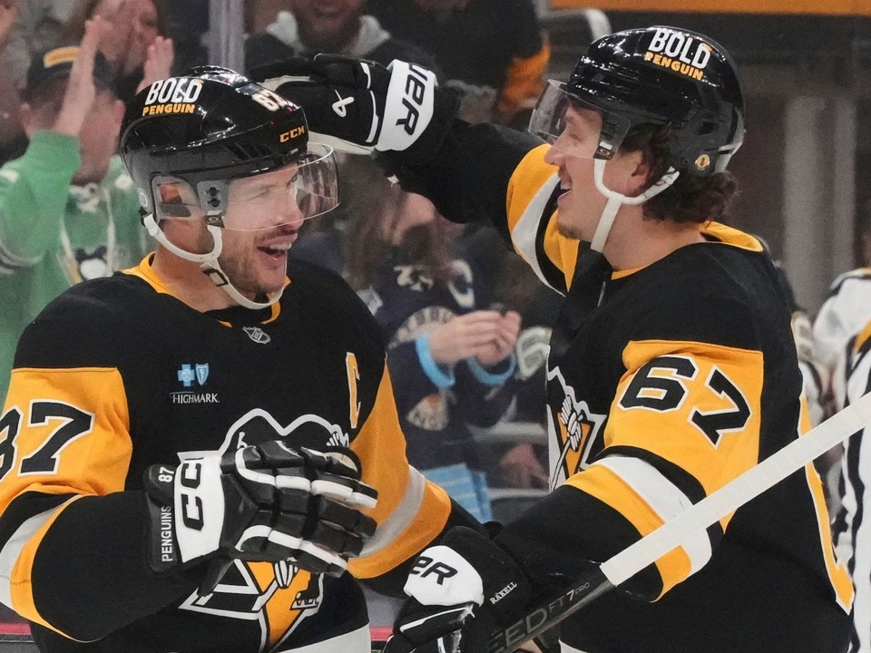 Sidney Crosby (vľavo) a Rickard Rakell sa tešia po strelenom góle v drese Pittsburgh Penguins.