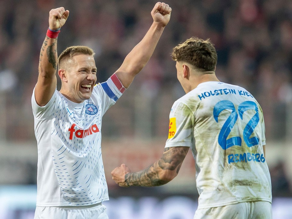 Futbalisti Holstein Kiel oslavujú gól.