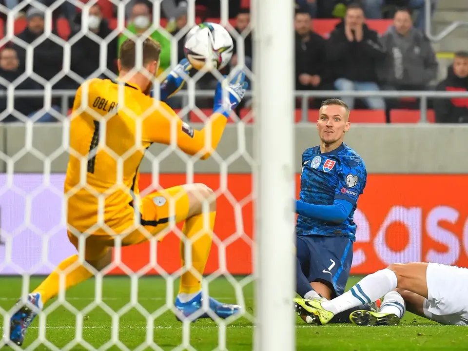 Na snímke vpravo Lukáš Haraslín  (Slovensko) a brankár Jan Oblak  (Slovinsko).