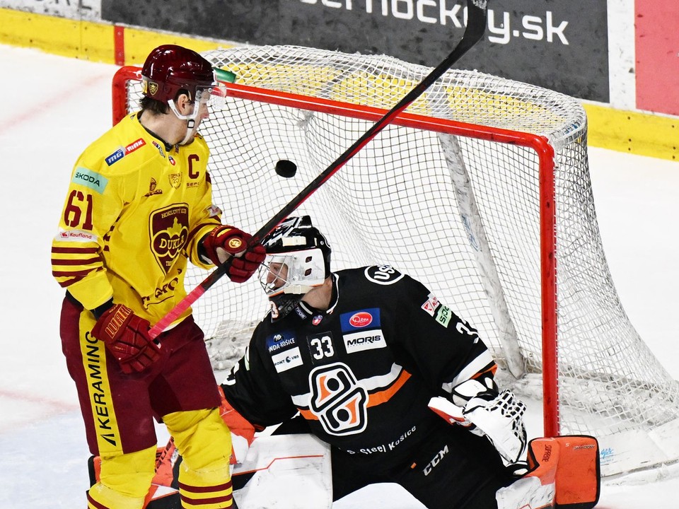 Na snímke vpravo brankár Dominik Riečický (Košice) inkasuje prvý gól, vľavo Filip Ahl (Trenčín).