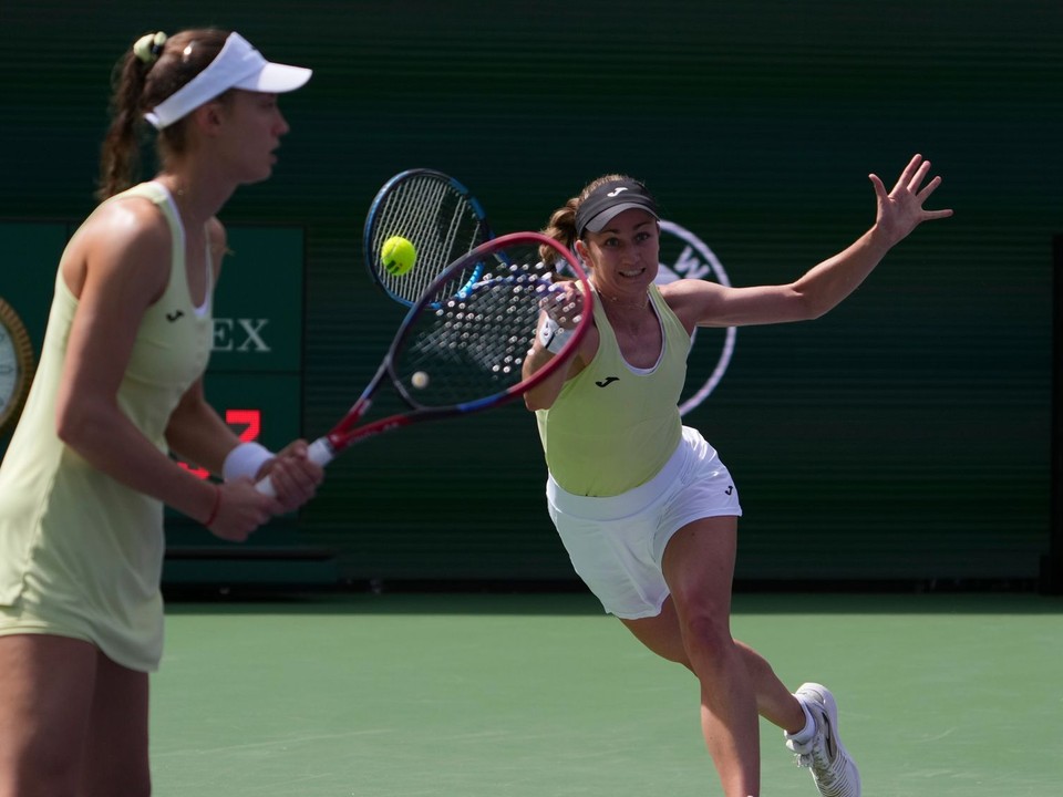 Tereza Mihalíková (vľavo) a Olivia Nichollsová