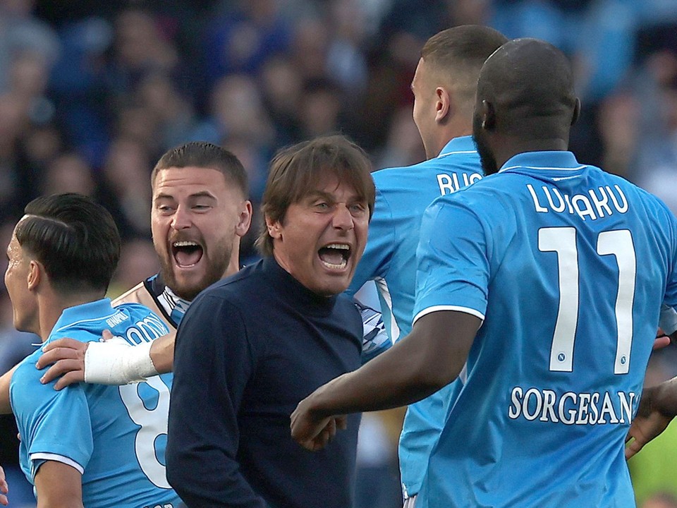 Tréner Antonio Conte s hráčmi SSC Neapol po víťazstve.