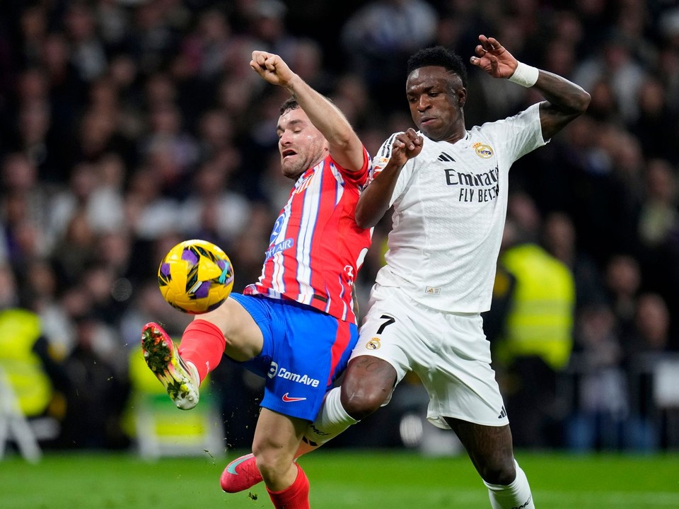 Vinícius Júnior (vpravo) a Javi Galán v zápase Real Madrid - Atlético Madrid.