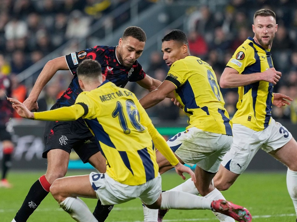 Hráč Fenerbahce Mert Muldur(druhý zľava) bojuje o loptu s Cyrielom Dessersom (vľavo) z Rangers a situáciu sledujú Alexander Djiku (druhý sprava) a Slovák Milan Škriniar (vpravo).