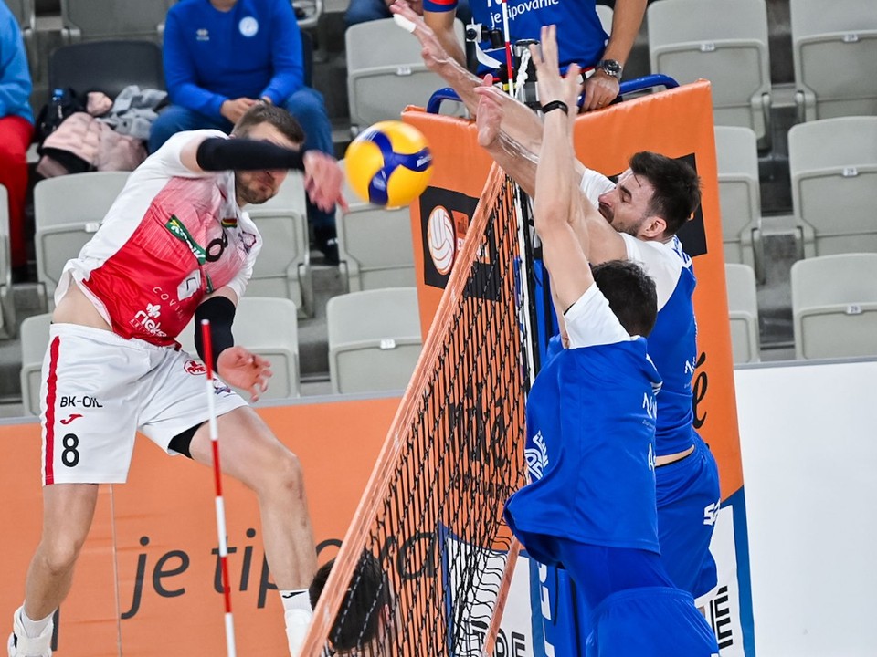Vľavo Tomáš Halanda (Komárno) počas finále volejbalovej Niké extraligy VKP FTVŠ UK Bratislava - Rieker UJS Komárno.