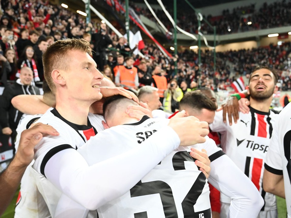 Hráči Trnavy sa tešia po rozhodujúcej penalte po skončení odvety semifinále Slovenského pohára FC Spartak Trnava - ŠK Slovan Bratislava.