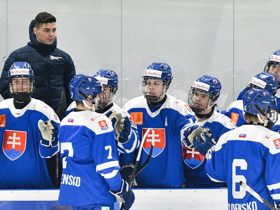 Tréner Martin Dendis na lavičke slovenskej hokejovej reprezentácie do 18 rokov.