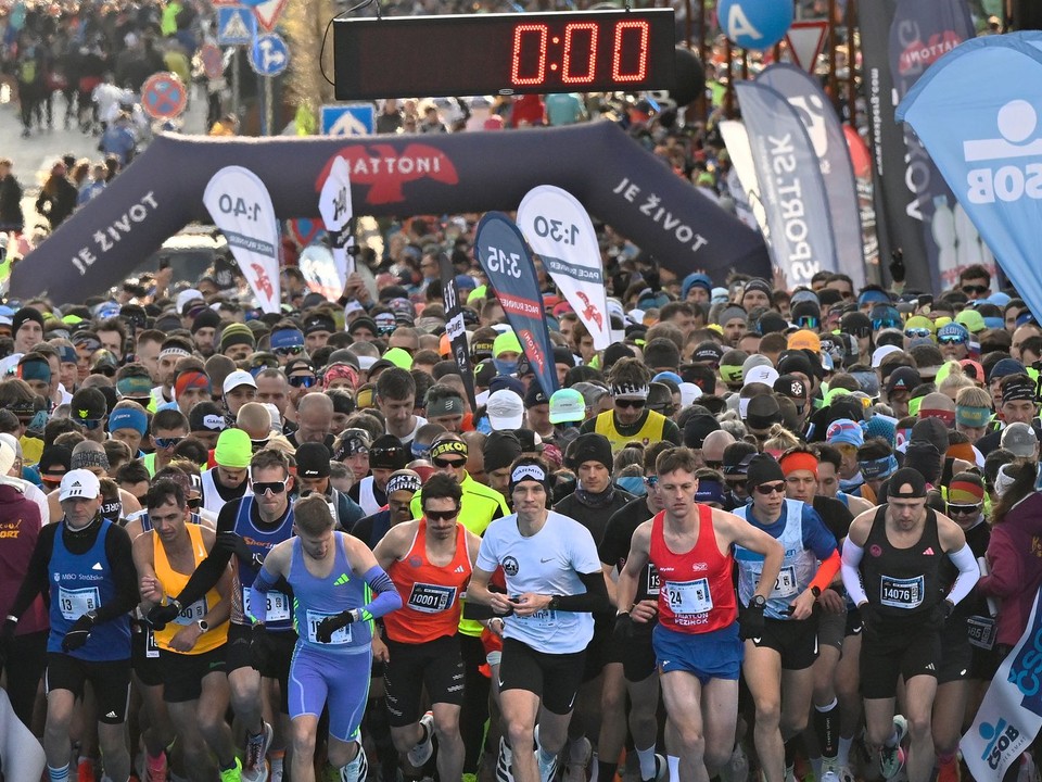 Na snímke pretekári počas štartu jubilejného 20. ročníka ČSOB Bratislava maratónu v Bratislave.