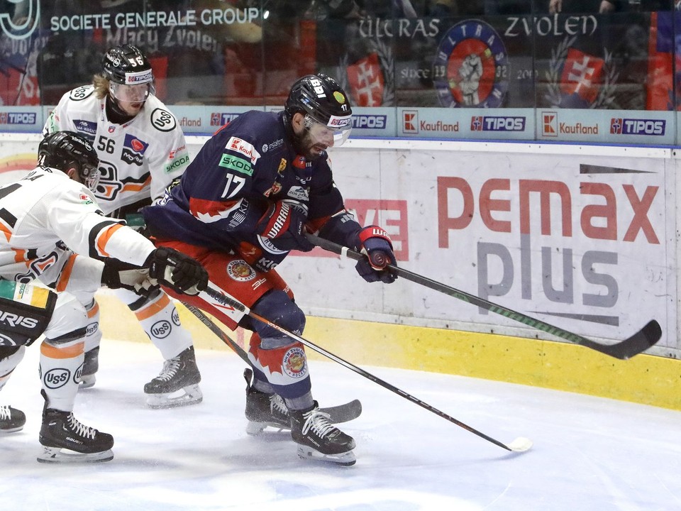 Na snímke zľava Matúš Havrila, Max Gildon (Košice) a Andrej Kudrna (Zvolen).