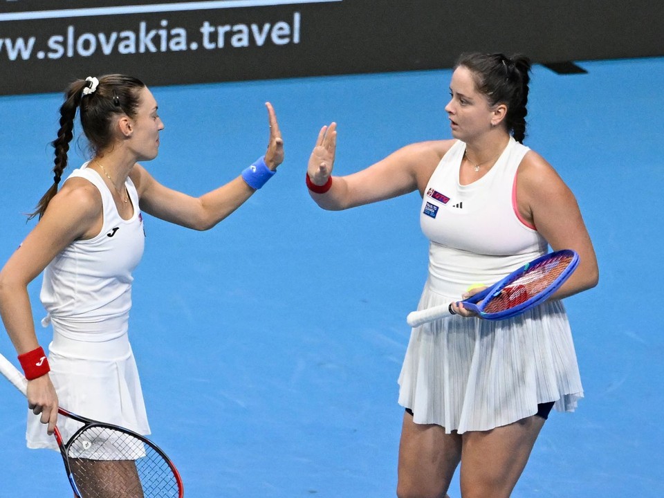 Na snímke slovenský deblový pár Tereza Mihalíková (vľavo) a Viktória Hrunčáková (vpravo).
