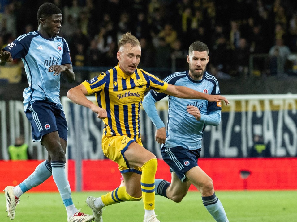 Na snímke vľavo Sharani Zuberu, vpravo Kenan Bajrič (obaja Slovan) a uprostred Matej Trusa (DAC).