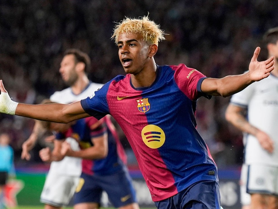 Lamine Yamal oslavuje gól do siete Barcelony.