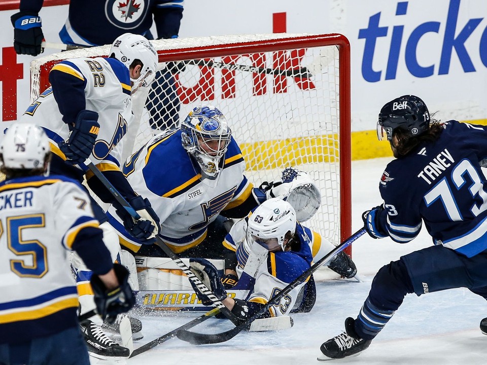 Súbojom St. Louis Blues - Winnipeg Jets štartuje play-off NHL.