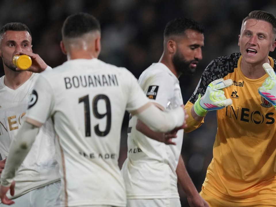 Brankár Nice Marcin Bulka (vpravo) reaguje v zápase francúzskej Ligue 1 Paríž St. Germain - OGC Nice.