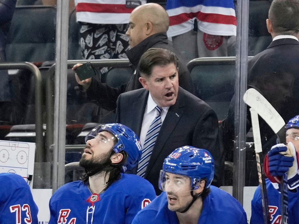 Tréner Peter Laviolette na striedačke New York Rangers.