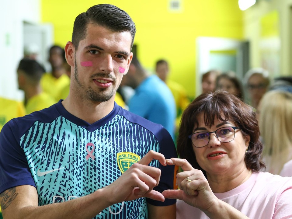 Vľavo brankár Ľubomír Belko.