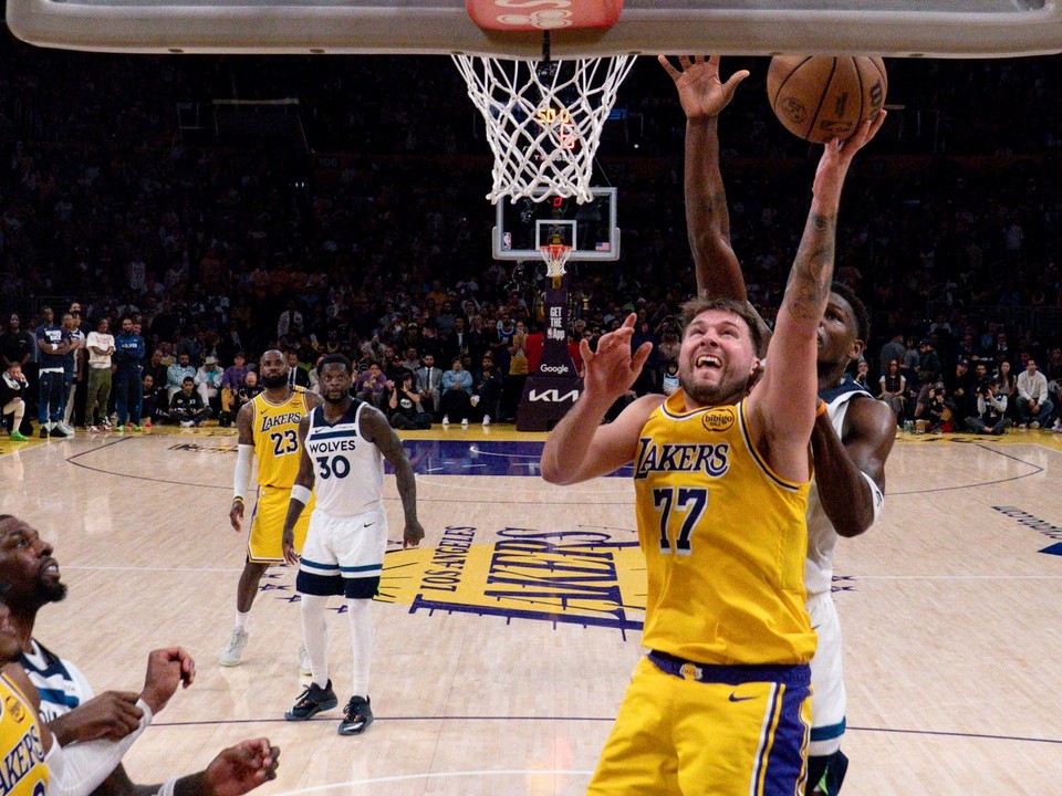 Luka Dončič (vpredu) a Anthony Edwards v 2. zápase 1. kola play-off NBA Los Angeles Lakers - Minnesora Timberwolves.