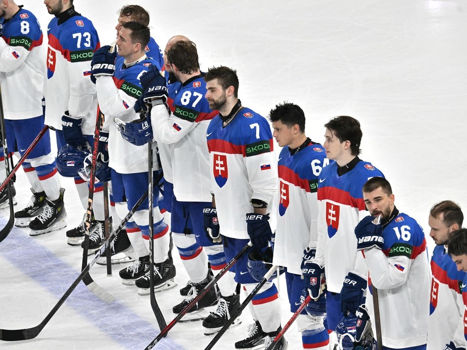Slovenskí hokejisti po prehre v zápase Slovensko - Lotyšsko v skupine A na MS v hokeji 2025.