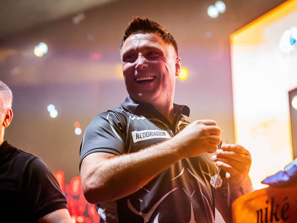 Waleský šípkar Gerwyn Price počas exhibície v Bratislave. 