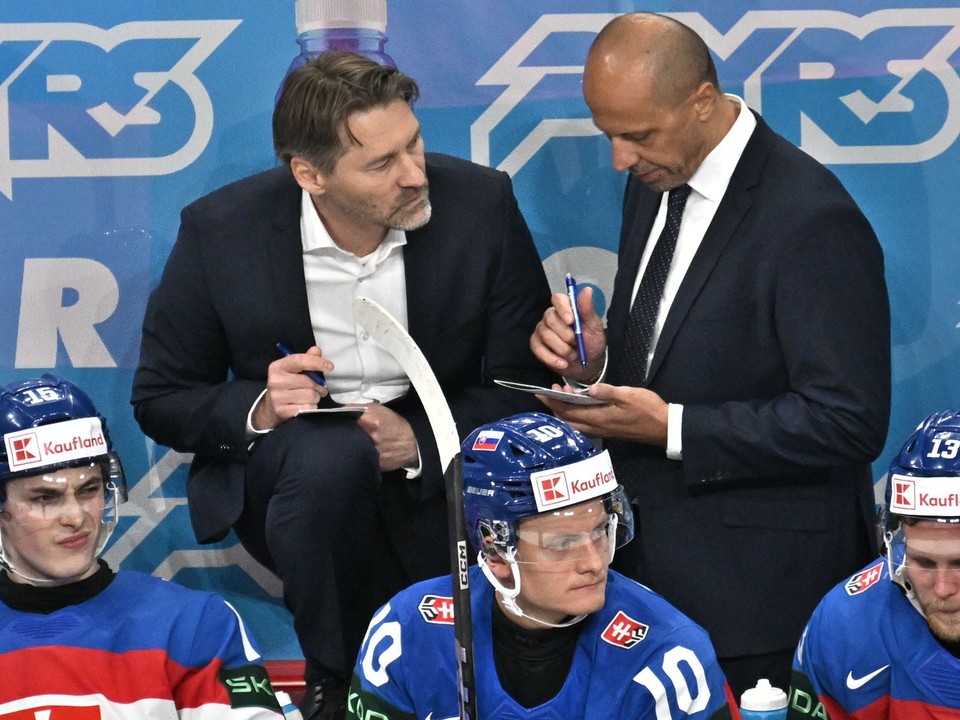 Hráčska lavica slovenskej hokejovej reprezentácie, vľavo tréner Vladimír Országh.