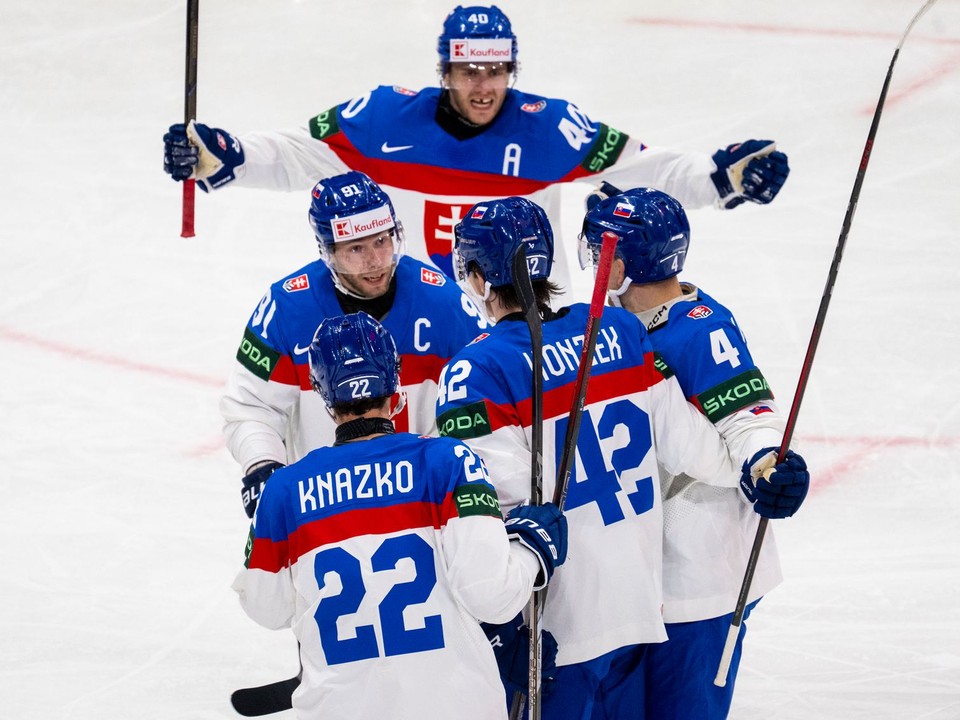 Slovenskí hokejisti oslavujú gól.