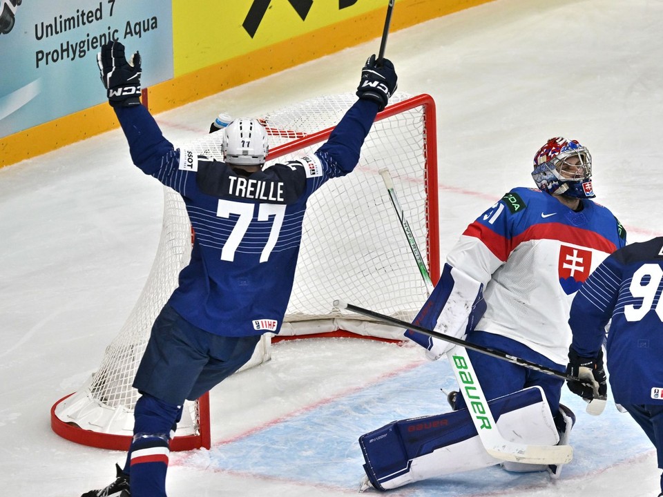 Sacha Treille sa teší z gólu Louisa Boudona v zápase Slovensko - Francúzsko na MS v hokeji 2025.